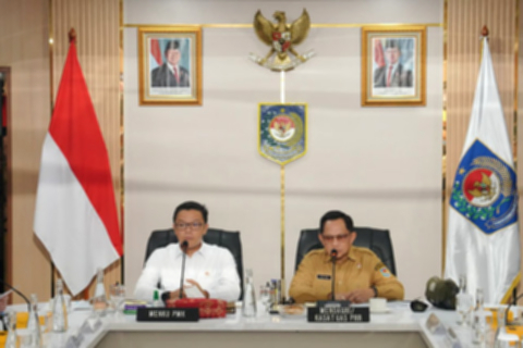 Mendagri Tito Karnavian memimpin rapat koordinasi percepatan normalisasi sungai untuk atasi banjir di Sumatera.