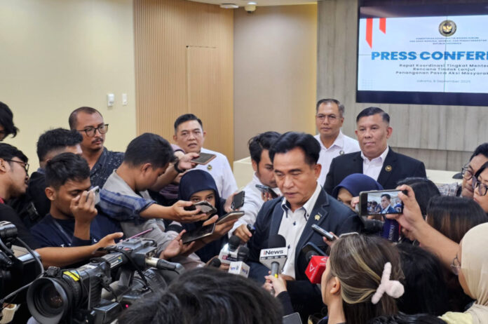 Menteri Yusril Ihza Mahendra memberikan keterangan terkait usulan perubahan definisi korupsi di Jakarta.