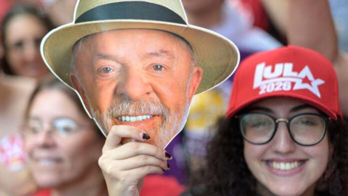Luiz Inácio Lula da Silva merayakan kemenangannya dalam pemilihan presiden Brasil 2026