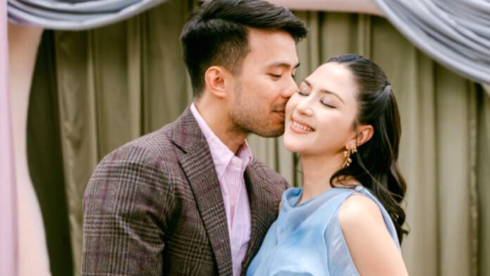 Jessica Mila dan Yakup Hasibuan dalam acara gender reveal kehamilan anak kedua di Jakarta