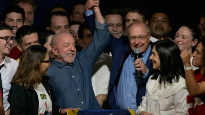 Luiz Inacio Lula da Silva merayakan kemenangan dalam pemilihan presiden Brasil 2026.