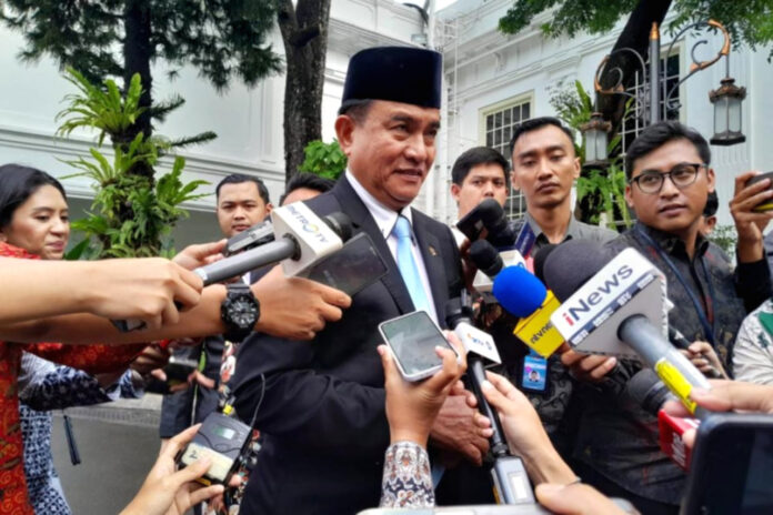 Menteri Koordinator Bidang Hukum, HAM, Imigrasi, dan Pemasyarakatan Yusril Ihza Mahendra memberikan keterangan pers.
