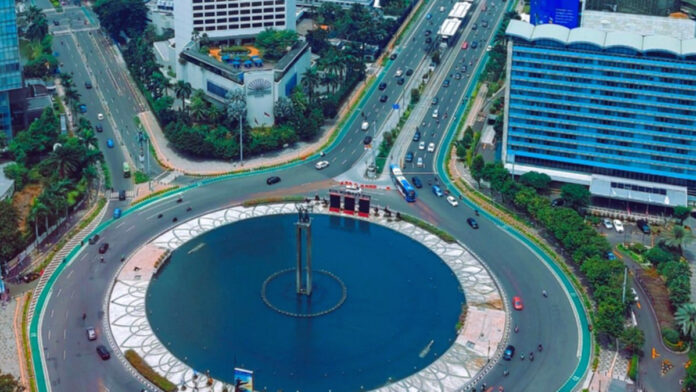 Massa aksi unjuk rasa BEM UI dan elemen masyarakat sipil berkumpul di kawasan Bundaran HI Jakarta