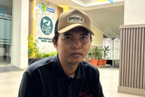 Hasan Syukur, pengemudi ojek online korban tabrak lari mobil listrik BYD, saat menjalani perawatan intensif di rumah sakit.