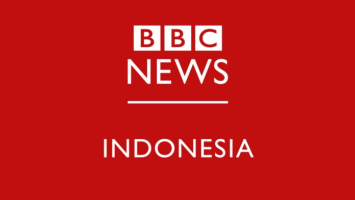 Pejabat UK Richard Jackson saat berjalan di London setelah insiden hilangnya dokumen rahasia di kereta.