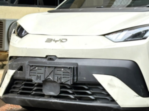 Mobil listrik BYD yang ringsek setelah terlibat kecelakaan beruntun di Jalan Panglima Polim, Jakarta Selatan.