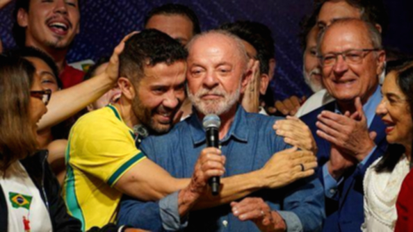 Luiz Inácio Lula da Silva merayakan kemenangan pemilu presiden Brasil keempat kalinya.