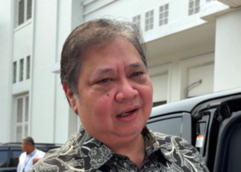 Menko Perekonomian Airlangga Hartarto memberikan keterangan terkait pelemahan nilai tukar rupiah terhadap dolar AS.