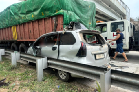 Kondisi minibus Toyota Avanza yang ringsek setelah menabrak truk di Tol Terpeka KM 198, Lampung.