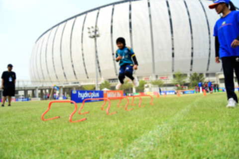 Puluhan siswi SD mengikuti pertandingan sepak bola dalam Festival SenengSoccer di Jakarta International Stadium