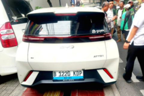 Mobil listrik BYD Atto 1 ringsek setelah terlibat kecelakaan beruntun di Jalan Panglima Polim, Jakarta Selatan.